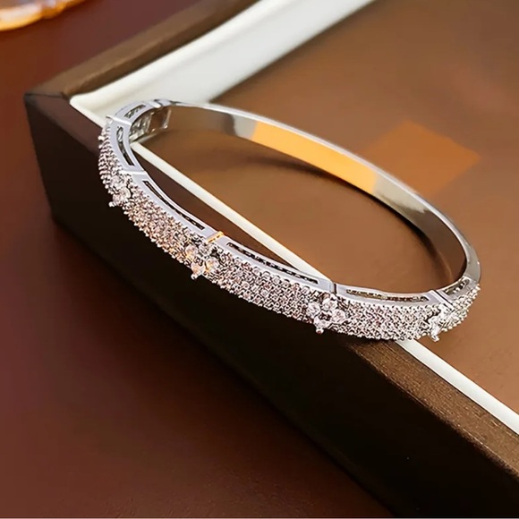 Exquisite 18k White Gold plated Four-Leaf Flower Hinged Rhinestone bangle 16” - Picture 1 of 16